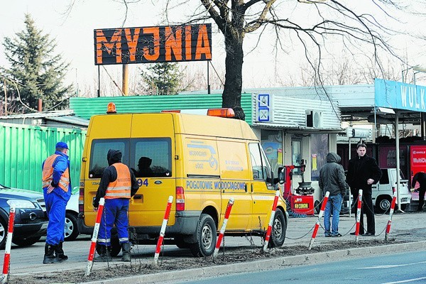 Wczoraj przed myjnią pojawiła się ekipa wodociągów i straż...