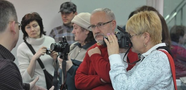 MM-kowicze słuchają opowieści dyrektora Mirosława Mazurowskiego o procesie drukowania.