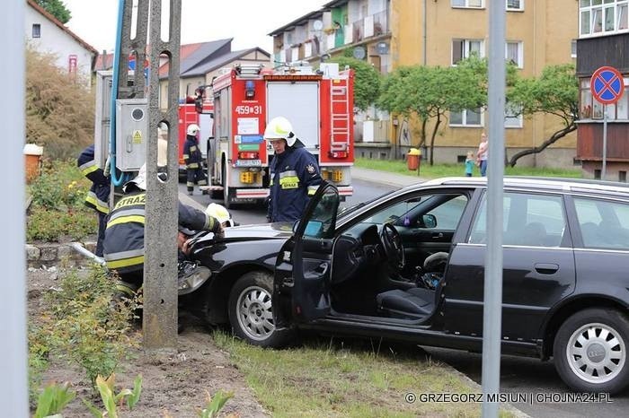 W Chojnie samochód audi wpadł w poślizg i uderzył w słup...