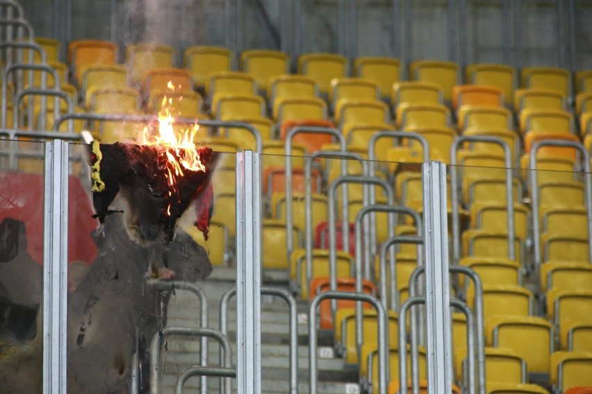 Kibice Legii spalili flagi Jagiellonii