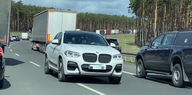 - Mam nadzieję, że ten kierowca straci prawo jazdy, bo mandat niewiele tu pomoże - mówi nam Czytelnik, który udokumentował bezczelne i skrajnie nieodpowiedzialne zachowanie kierowcy białego bmw na trasie S3.Przypomnijmy, we wtorek, 6 kwietnia, około godziny 10 na trasie S3 między węzłami Międzyrzecz Północ i Skwierzyna Południe, na wysokości miejscowości Głębokie miał miejsce wypadek. Laweta marki Mercedes najechała na przyczepę pojazdu obsługi drogi ekspresowej. W wyniku zderzenia poszkodowana została jedna osoba. Na miejsce wypadku wezwano służby ratownicze. Jak zawsze w tego typu przypadkach na S3 szybko zaczął się tworzyć korek.Nie chciał czekać i pojechał pod prądWiększość kierowców zachowała się wzorowo. Zjechali z drogi, tworząc korytarz życia, którym służby mogły dotrzeć na miejsce i udzielić pomocy osobom poszkodowanym. - Korek nie był duży, może pięć minut czekania. Jeden z kierowców jednak nie wytrzymał i pojechał pod prąd - mówi nasz Czytelnik. Zrobił zdjęcia i film kierowcy białego bmw, który jakby nigdy nic zawraca i korzystając z korytarza życia, jedzie pod prąd drogą ekspresową S3. Kierowca ruszył z rękami, gdy zwrócono mu uwagęTo jednak nie koniec tej sprawy. Nasz Czytelnik jechał dalej trasą S3 w stronę Szczecina. Zjechał na jedną ze stacji paliw i zobaczył, że jest tam również bmw, które kilkadziesiąt minut wcześniej jechało pod prąd korytarzem życia. - Zatrzymał się, żeby kupić sobie kawę. Zwróciłem uwagę kierowcy na to co zrobił i że jego wyczyn został nagrany, ale jemu się to bardzo nie spodobało. Ruszył na mnie z rękami - mówi nasz Czytelnik. Sprawę prowadzi policjaO wykroczeniu, jakiego dopuścił się kierowca, powiadomiona została lubuska policja. Policjanci po naszym zgłoszeniu błyskawicznie zajęli się tą sprawą. Otrzymali też od nas zdjęcia oraz numery rejestracyjne pojazdu.Wideo: Kierowca jechał pod prąd trasą S3