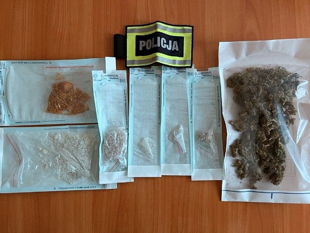 Łącznie policjanci zabezpieczyli w mieszkaniu kobiety ponad 95 gramów mefedronu i blisko 37 gramów marihuany
