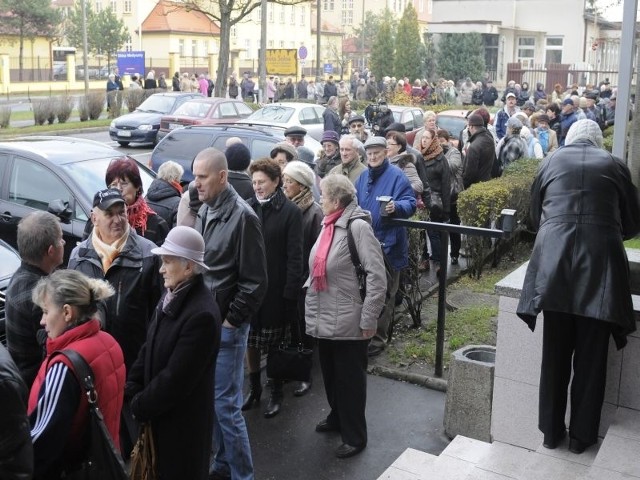 Kolejka czekających na rejestrację do poradni specjalistycznych szpitala wojskowego w Bydgoszczy