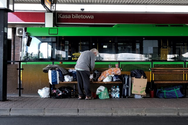 Bezdomni zamieszkali na dworcu kilka tygodni temuZobacz kolejne zdjęcie --->