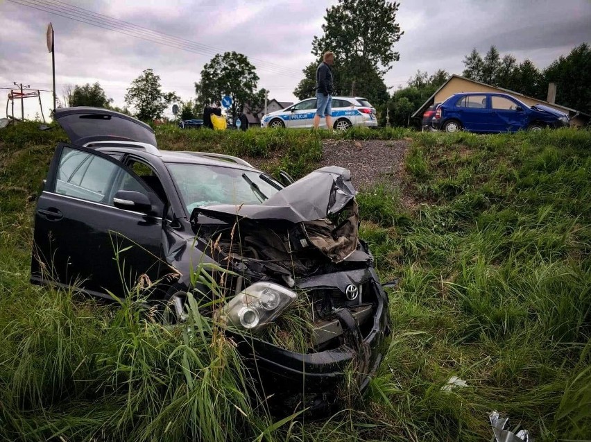 Netta Druga. Wypadek na DK 61. Zderzenie dwóch pojazdów. Pięć osób trafiło do szpitala [ZDJĘCIA] 06.07.2019