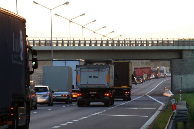 Utrudnienia na Autostradzie A4 z Katowic do Krakowa potrwają w nocy. Zarządca autostrady prosi kierowców o ostrożność, bo zmieni sie oznakowanie oraz zamknięte zostaną zjazdy.Zobacz kolejne zdjęcia. Przesuwaj zdjęcia w prawo - naciśnij strzałkę lub przycisk NASTĘPNE