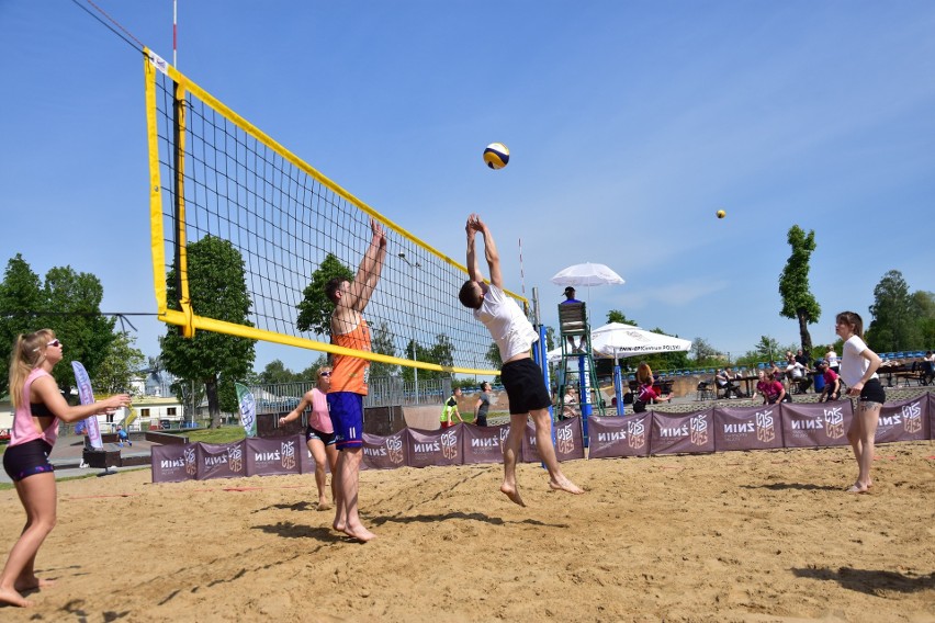 1. Mistrzostwa Żnina w siatkówce plażowej mikstów 4x4 w...