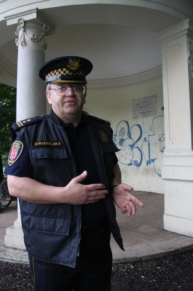 Krzysztof Szary, komendant Straży Miejskiej w Brzegu: - Ta zabytkowa altana w parku miejskim niedawno przeszła remont. Niestety już "ozdobili" ją wandale.