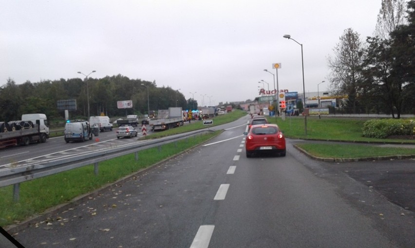 Wypadek na DTŚ w Katowicach: Opel wjechał w ciężarówkę [ZDJĘCIA]