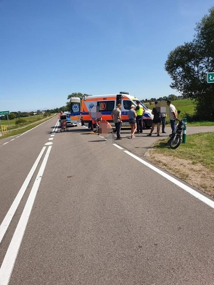 Powiat moniecki: Wypadek na skrzyżowaniu drogi W670. Samochód zderzył się z motorowerzystą [ZDJĘCIA]