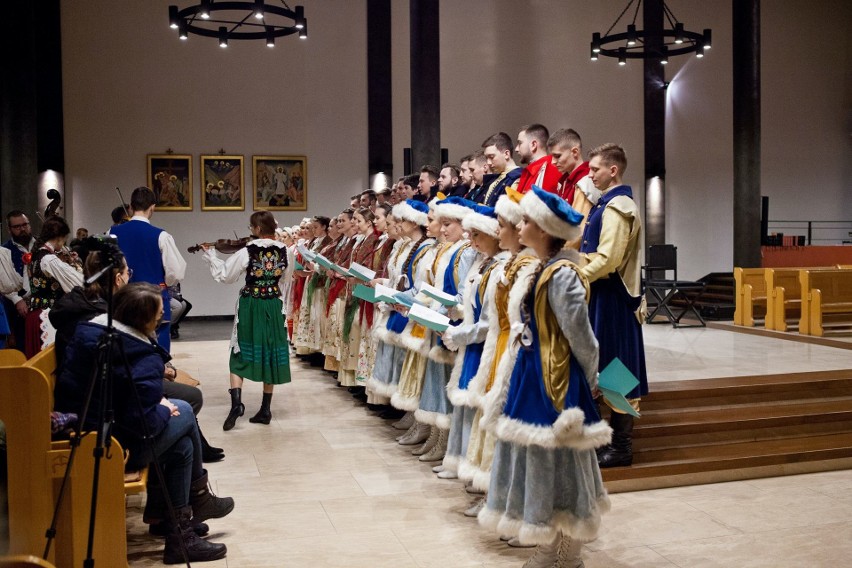 Koncert kolęd i pastorałek Studenckiego Zespołu Pieśni i Tańca "Połoniny" w kościele o. Dominikanów w Rzeszowie [ZDJĘCIA]