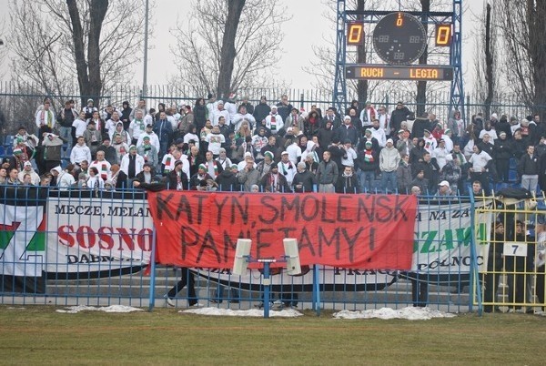 Kibice na meczu Ruch Chorzów - Legia Warszawa: &quot;Katyń, Smoleńsk. Pamiętamy!&quot; [ZDJĘCIA]