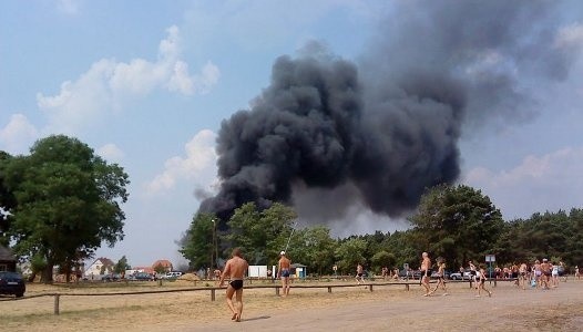 Chmura dymu nad plażą w Chmielnikach