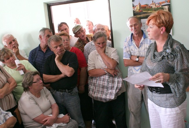 Wątpliwości dotyczące zasiłków celowych rozwiewała Wiesława Juda (z prawej), szefowa Miejskiego Ośrodka Pomocy Rodzinie w Tarnobrzegu.