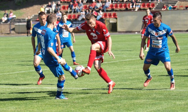 Wojciech Ernest (w środku) ma ofertę z innego klubu IV ligi.