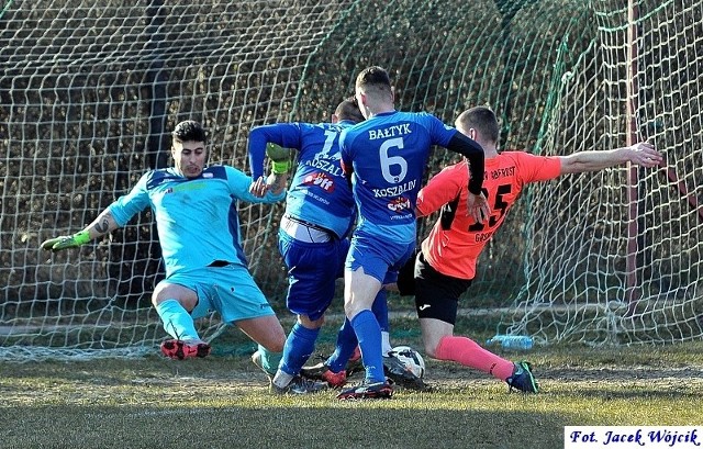 Bałtyk Koszalin (niebieskie stroje) wygrał w Gąskach 15:1.