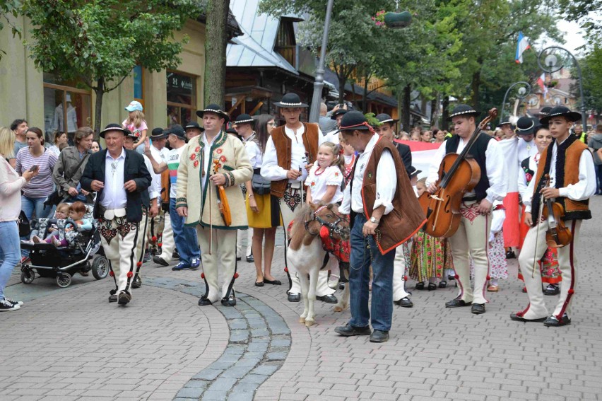 Festiwal Oscypka w Zakopanem. Bacowie pokazują jak robią sery [ZDJĘCIA]