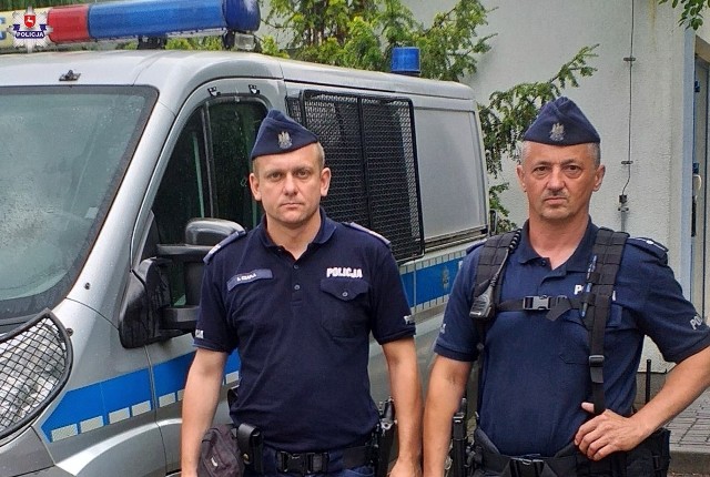 Funkcjonariusze Oddziału Prewencji Policji w Lublinie, którzy podjęli się eskorty 17-latki razem z opiekunką w drodze do szpitala