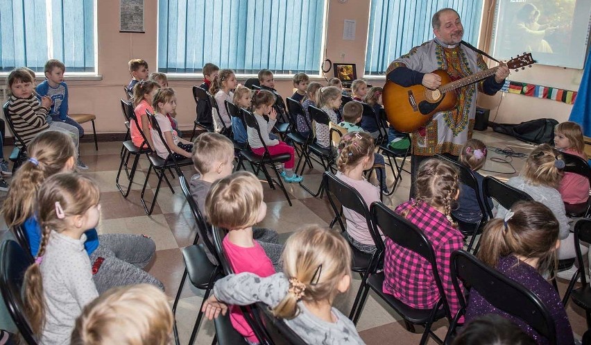 Wielki świat misji w Wielgusie. Ksiądz Piotr Boraca spotkał się z młodzieżą