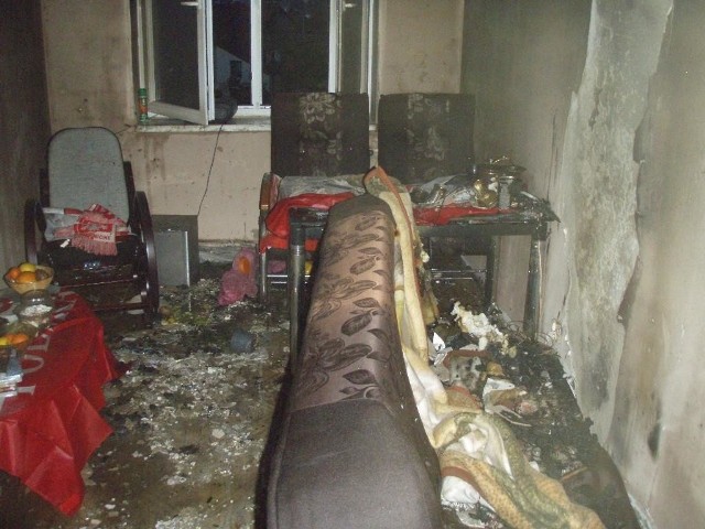 Pożar objął jeden z pokoi mieszkania na trzecim piętrze. 