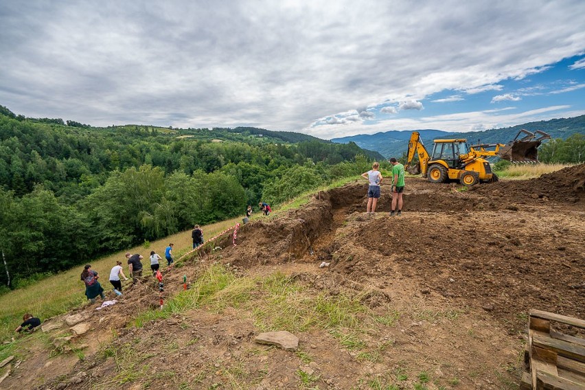 Maszkowice. Archeolodzy powrócili na Górę Zyndrama. Odkopują fragmenty tajemniczej warowni [ZDJĘCIA]