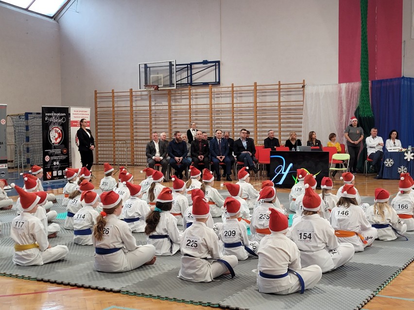 IX Mikołajkowy Turniej Karate w Sandomierzu. Był sportowy pokaz i moc prezentów od Świętego Mikołaja - zobacz zdjęcia