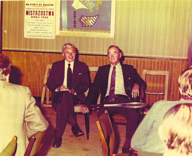 Harry Hopman (z prawej) w 1980 roku prowadził wykłady dla trenerów. Działacz tenisowy Jerzy Dyrda towarzyszył mu też w 1968