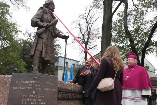 W odsłonięciu pomnika brał udział m.in. Tadeusz Ferenc, prezydent Rzeszowa.