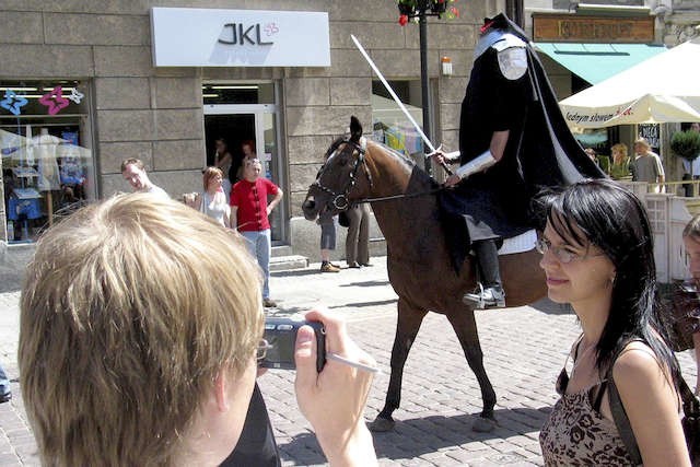 Jeździec bez głowy pojawił się na ulicy Chełmińskiej kilka lat temu, gdy na ścianie należącej kiedyś do burmistrza Roesnera kamienicy została odsłonięta poświęcona mu tablica pamiątkowa