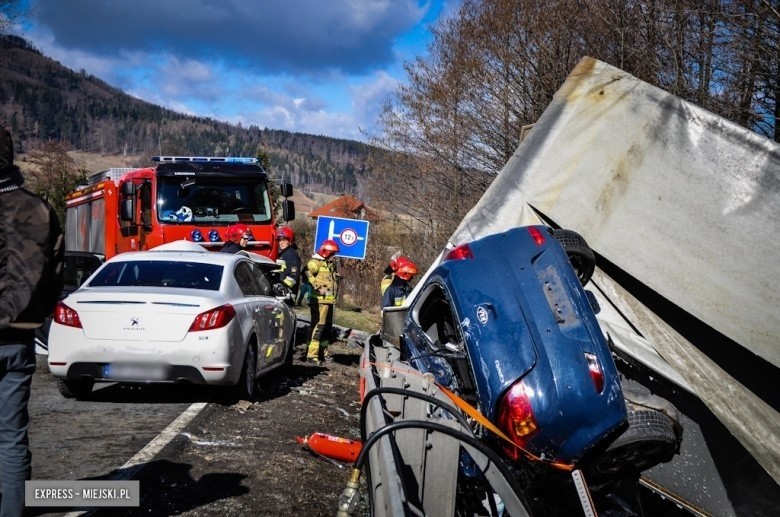 Dolny Śląsk: Tir taranuje auta osobowe (PRZERAŻAJĄCE NAGRANIE)