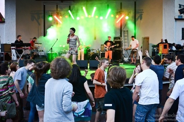 Reggae Majówka 2012 w Oleśnie. Jako pierwszy wystąpił zespół Naaman