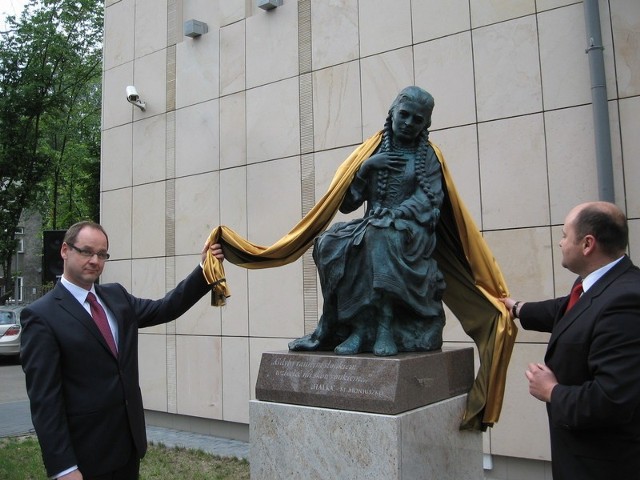 Symbolicznego odsłonięcia pomnika dokonali wspólnie dyrektor Robert Pluta z prezydentem Radomia.