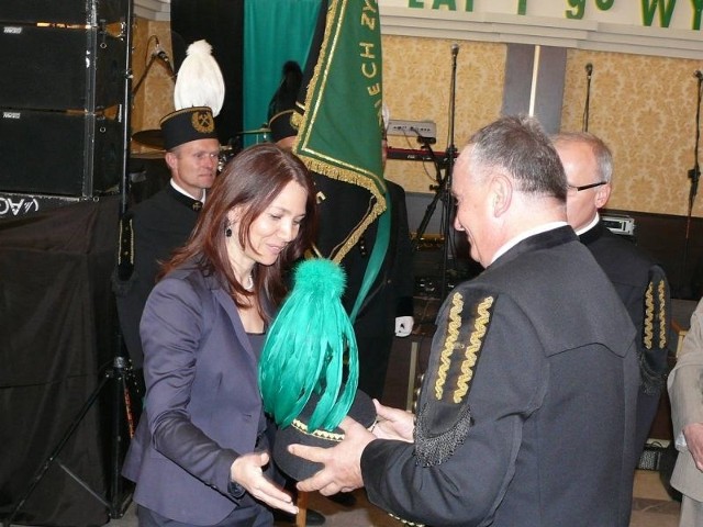 Z okazji siarkowego jubileuszu honorowe czako górnicze otrzymała Ewa Sibrecht-Ośka, dyrektor Departamentu Nadzoru Właścicielskiego Ministerstwa Skarbu Państwa.