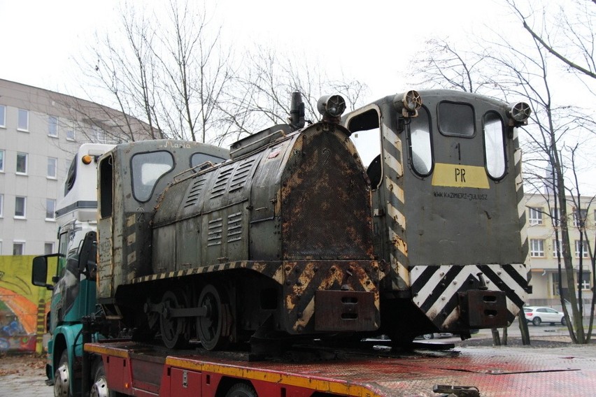 Dwie lokomotywy wąskotorowe przyjechały do Dąbrowy Górniczej...
