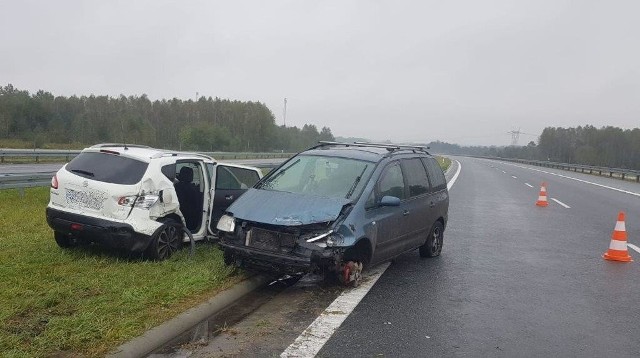 Na kilkunastokilometrowym odcinku A4 samochody w kilku miejscach wpadały na bariery lub na siebie nawzajem