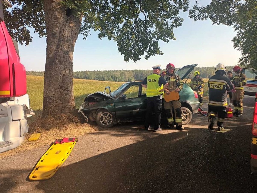 Wyłudy. Volkswagen uderzył w drzewo. Trzy osoby w szpitalu