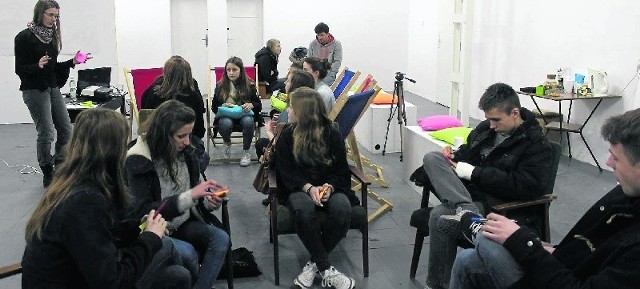Uczestnicy warsztatów spotkali się z członkami Stowarzyszenia Kulturotwórczego Nie z Tej Bajki, którzy opowiedzieli ostrowieckim licealistom o swojej działalności.
