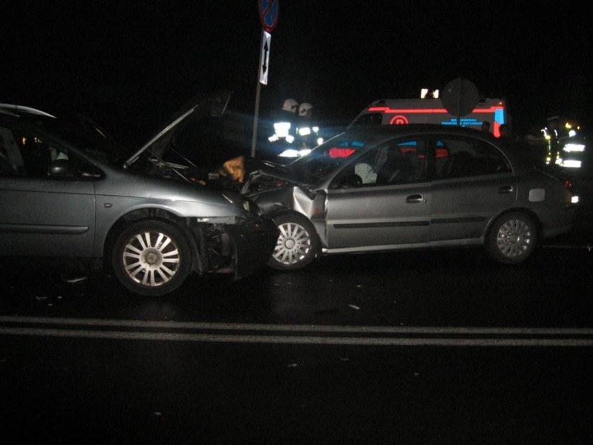 W czołowym zderzeniu dwóch samochodów 4 osoby zostały ranne...