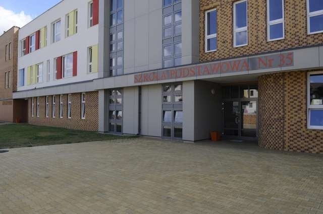 Szkoła Podstawowa nr 35 na Bielawach - najnowsza oświatowa inwestycja w mieście - we wrześniu ma szansę się wypełnić