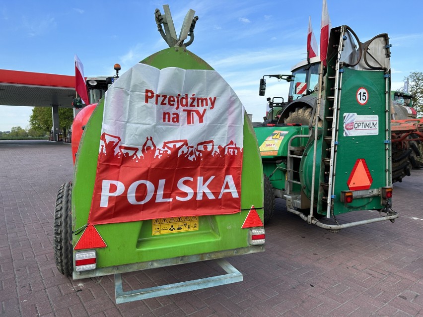 Rolnicy wyjechali na drogi powiatu opatowskiego. Utrudnienia były w Lipniku. To sprzeciw wobec Unii Europejskiej
