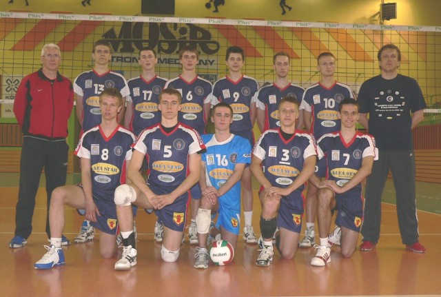 Drużyna juniorów RCS Czarni Radom. Górny rząd od lewej: trener Jacek Skrok, Jakub Wachnik, Daniel Ostrowski, Marcin Obremski, Bartłomiej Grzechnik, Hubert Rychtelski, Damian Sąpór, II trener Wojciech Stępień. Dolny rząd od lewej: Kacper Gonciarz, Wojciech Ferens, Mariusz Lechnio, Krzysztof Michalski, Rafał Pszenny. Na zdjęciu brak Bartłomieja Korycińskiego i Michała Ostrowskiego.