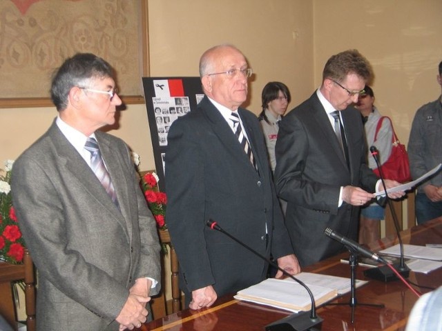 Rolad Rudnicki, wiceprzewodniczący rady miasta odczytuje nazwiska tragicznie zmarłych osób.