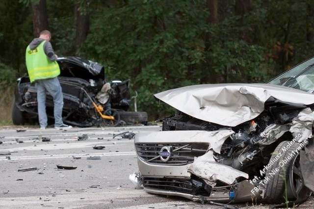 Wypadek w okolicach Świerży Górnych w gminie Kozienice wyglądał bardzo drastycznie. Dwa auta były kompletnie rozbite. Trzecie ucierpiało nieco mniej.