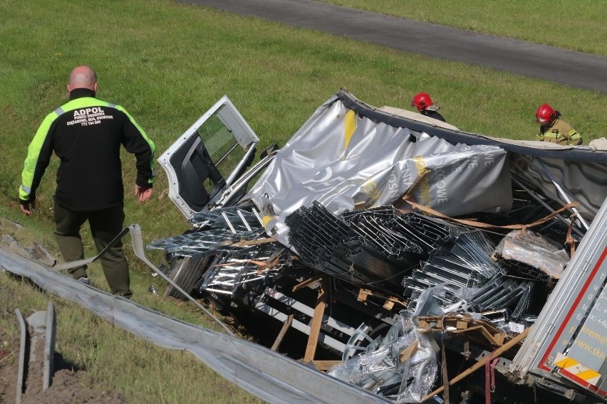 Groźny wypadek na autostradowej obwodnicy Wrocławia. Tir...