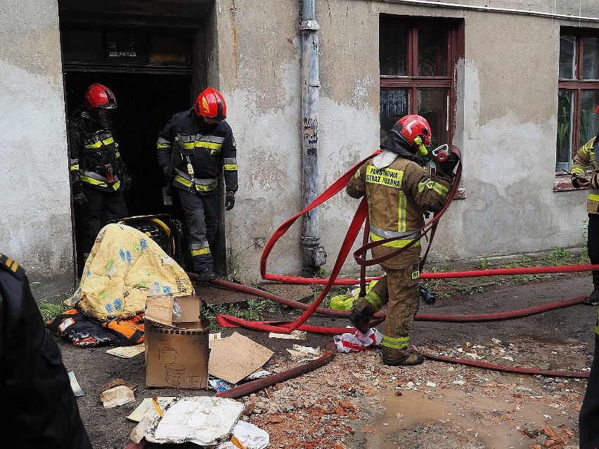 Łódź: Pożar przy ulicy Rzgowskiej. ZDJĘCIA. Ogień częściowo zniszczył jedno z mieszkań, szczęśliwie nikt nie ucierpiał. ZDJĘCIA