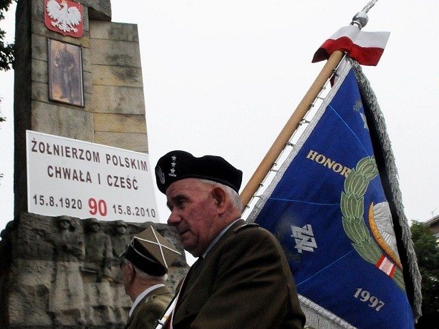 Od lat Pomnik Bohaterów jest "sztukowany". A to dodamy orła w koronie, a to powiesimy portret Piłsudskiego...