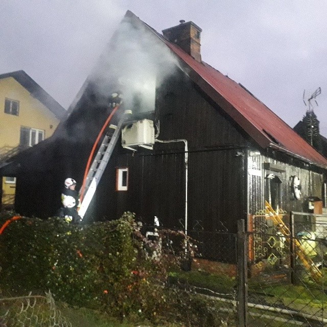 Tragiczny pożar na ul. Krasickiego w Brzeszczach. Zginęła 80-letnia kobieta