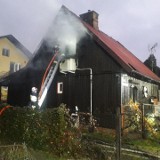 Tragiczny pożar domu jednorodzinnego na ul. Krasickiego w Brzeszczach. W środku strażacy znaleźli martwą 80-letnią kobietę [ZDJĘCIA] 