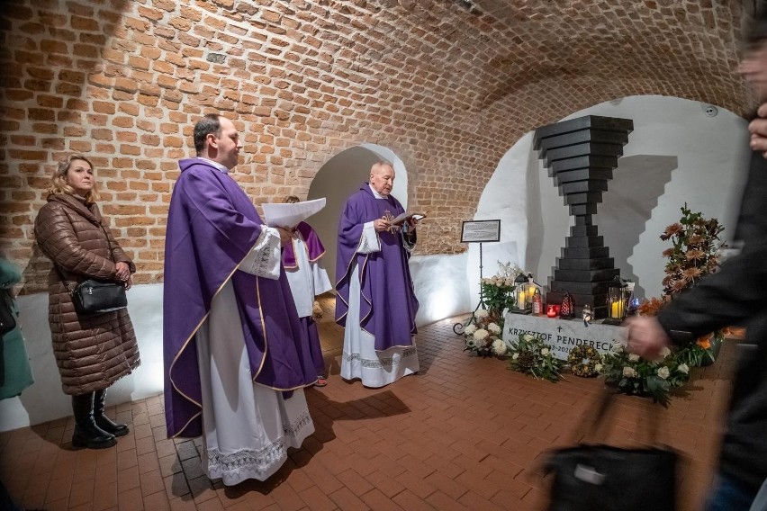 Procesja i modlitwa za zmarłych w podziemiach kościoła św....