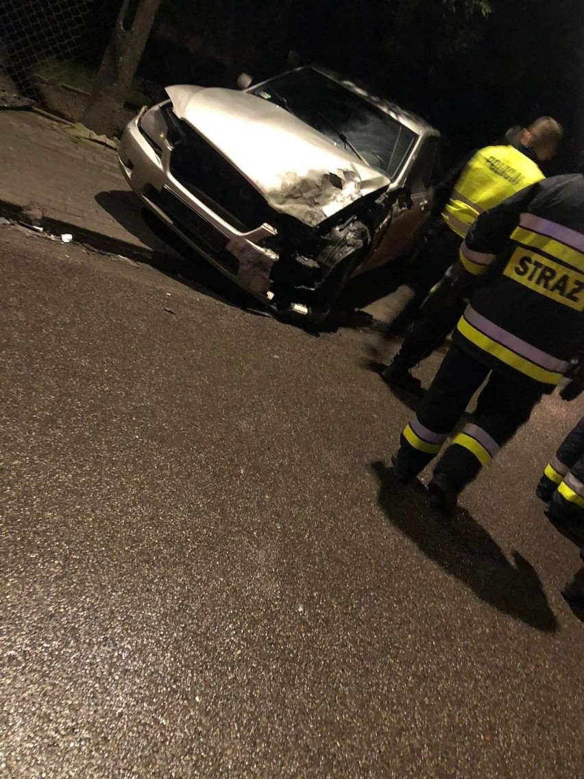 Wypadek w Komorowie na ul. Mazowieckiej. 23.02.2022 zderzyły się samochód osobowy i ciężarowy. Zdjęcia